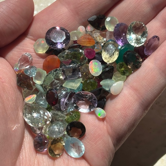 Gem Reveal Mystery Capsules! 💎 (3 Total) - Picture 2 of 2